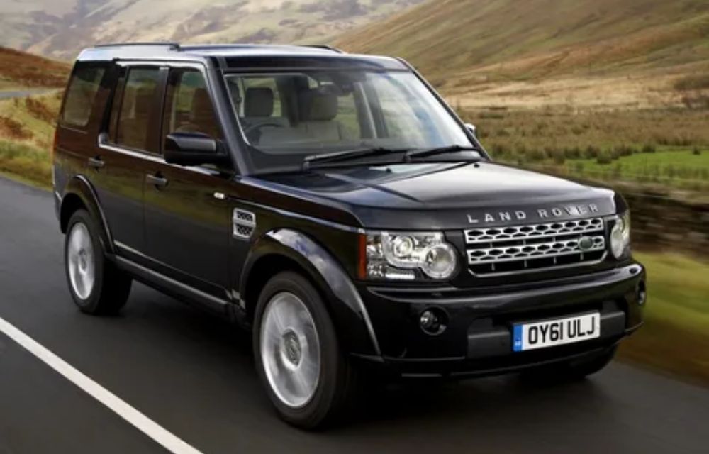 Why Regular Oil Changes at a Certified Land Rover Garage Matter